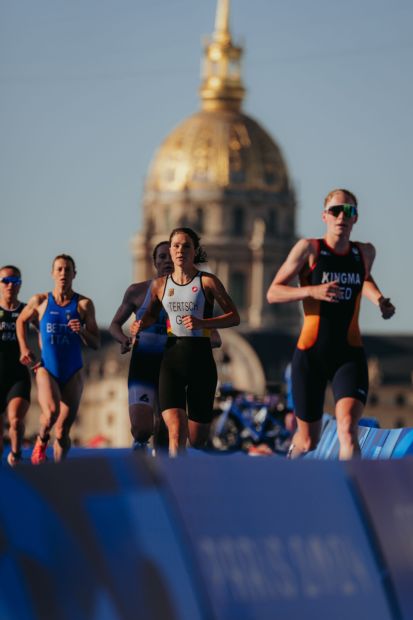 Lisa Tertsch läuft als zweite Mixed Relay-Starterin an Position eins vor.    Bild: Team Deutschland/Philipp Reinhard