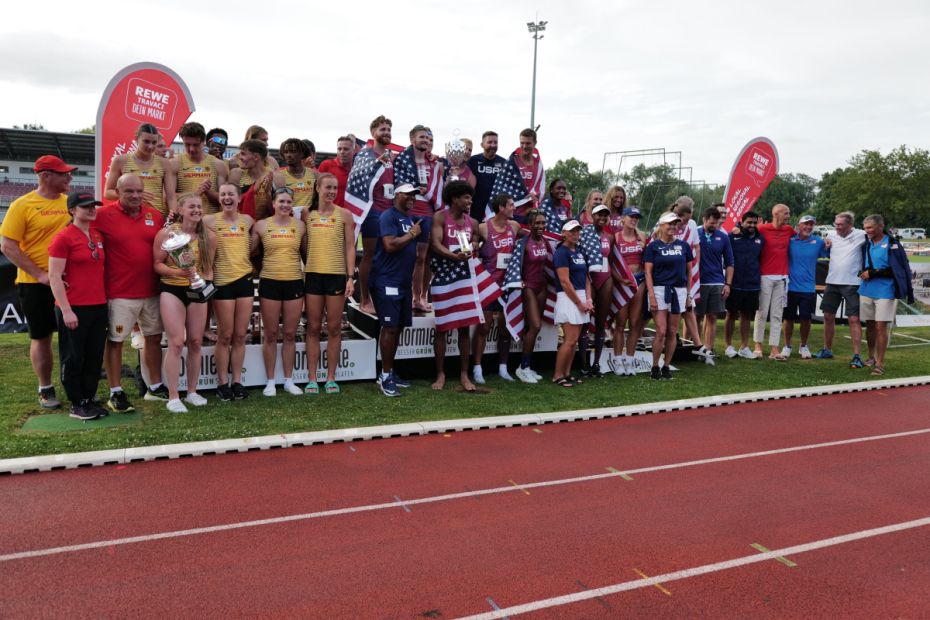 Gruppenbild Athleten, Trainer, Kampfricher     Bild: Martin Zieher