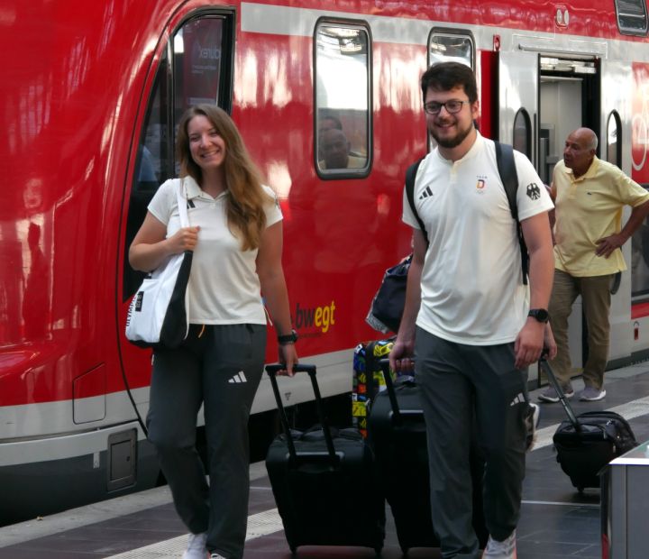 Die Olympia-Schützen Doreen Vennekamp und Florian Peter bei ihrer Rückkehr aus Paris am Frankfurter Hauptbahnhof    Bild: HSV / Lutz Berger