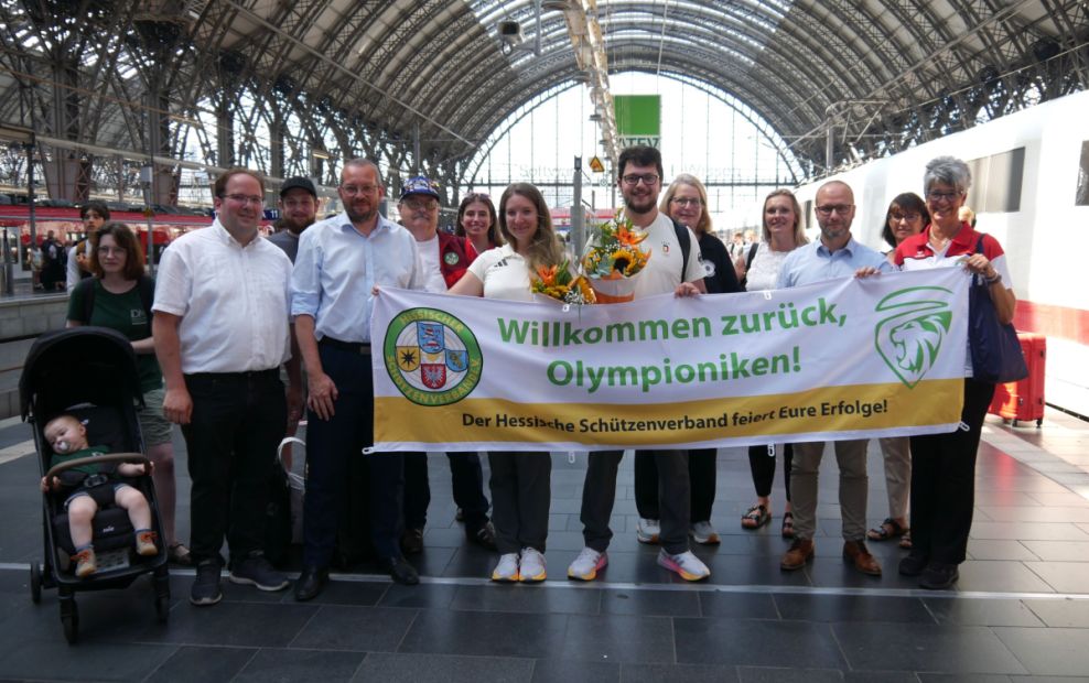 Das Empfangskomitee mit den beiden Olympia-Schützen am Frankfurter Hauptbahnhof.    Bild: HSV / Lutz Berger