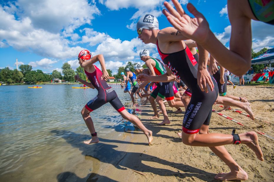 Mit einem Landstart wurden die 750 Meter Schwimmen für die Jugend A eröffnet.    Bild: DTU/Georg Dostmann