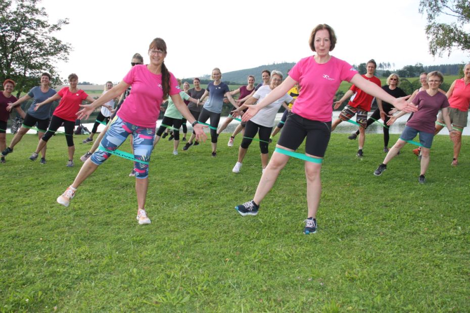 Und hinten ist der See (zu ahnen): Die Übungsleiterinnen Anja Nowitzki (links) und Sandra Fisseler bei einer Übung mit Band bei Sport im Park um Ufer.    Bild: Gerhard Menkel