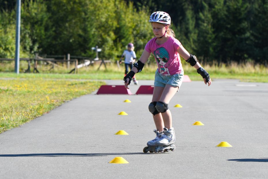 Im Sommer trainieren die Langläufer auf Rollen    Bild: Jan Simon Schäfer