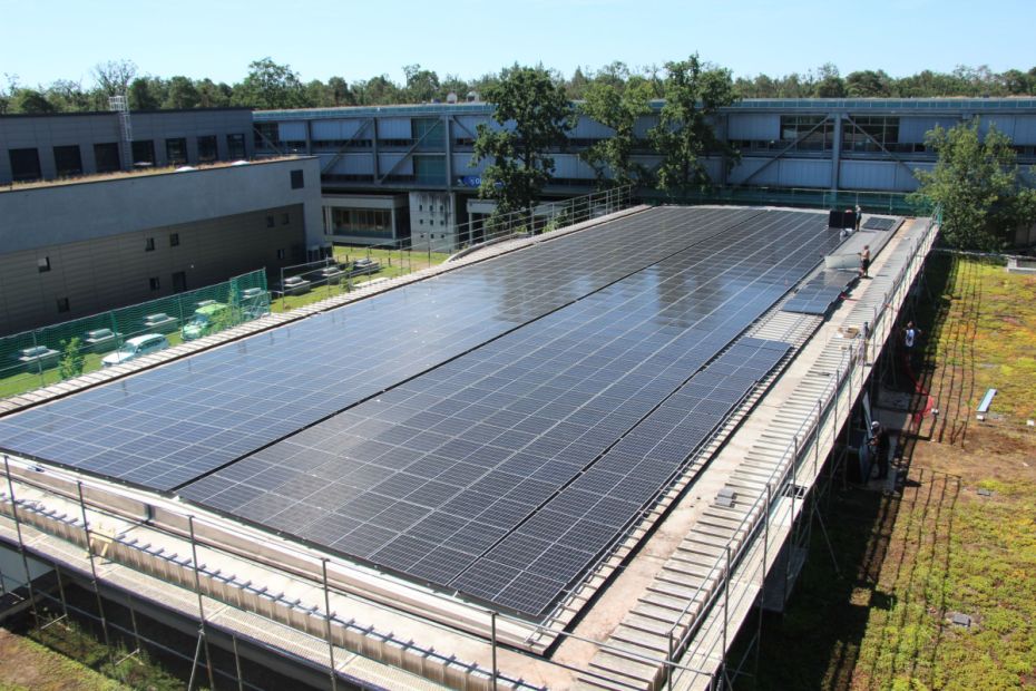 Rund 400 Platten wurden auf dem Schwimmbaddach installiert. Der lsb h
will mit der Photovoltaikanlage etwa 15 Prozent seines Strombedarfs decken.
    Bild: Daniel Seehuber/lsb h