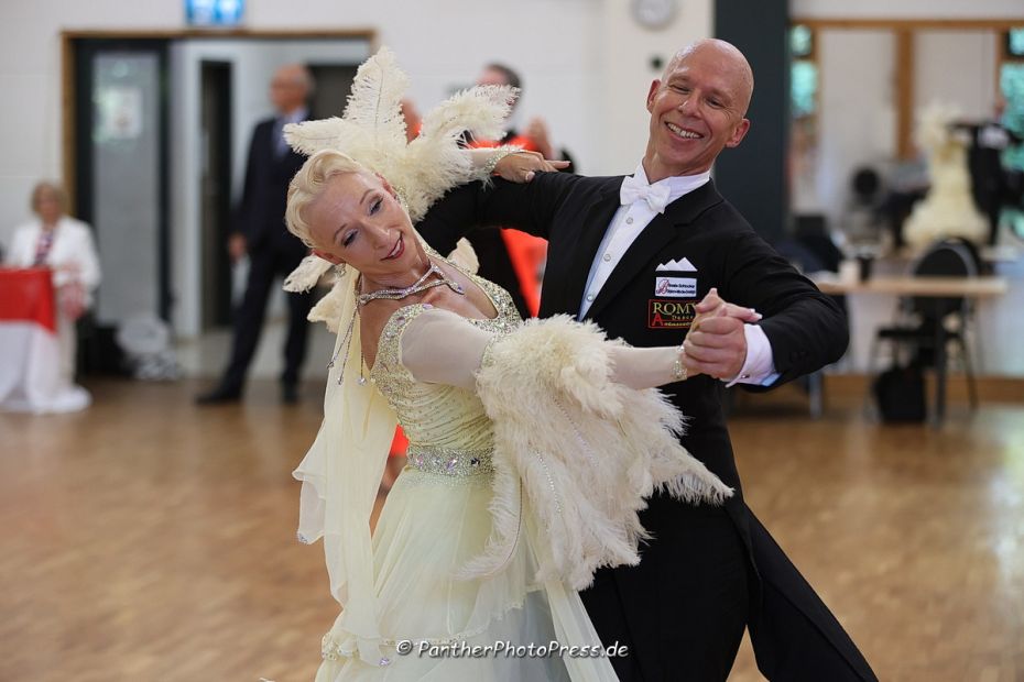 Landesmeister der Masters III S-Standard: Thomas Schmidt / Susanne Schmidt (Schwarz-Rot-Club Wetzlar)    Bild: Robert Panther