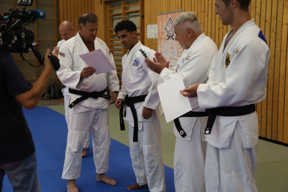 Markus Zaumbrecher (Para-Judo Landestrainer)überreicht Shugaa Nashwar und Daniel Goral die Urkunde zur Verleihung für den 2. Dan     Bild: Ernst Zimmerer