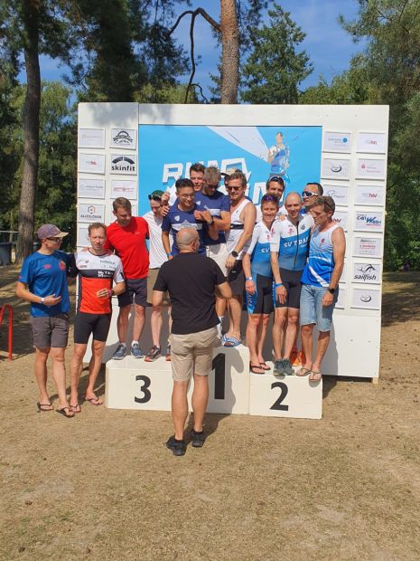 Die Siegerteams und Aufsteiger der 2. Hessenliga mit v.l. SF Triathlon Roßdorf, Spannrit Team TSG Kleinostheim und dem algemarin Team SV Traisa.    Bild: Eric Kappes