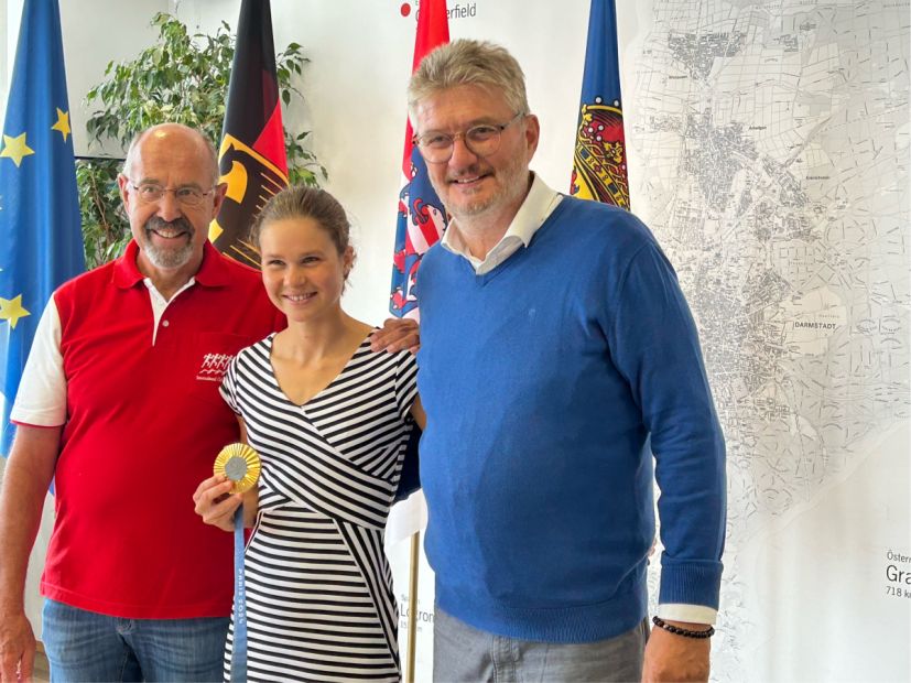 Sportkreisvorsitzender Rafael Reißer (r.) und der ehemalige Darmstädter Sportamtsleiter und frühere Präsident der Internationalen Schülerspiele Torsten Rasch mit Lisa Tertsch    Bild: SKDADI