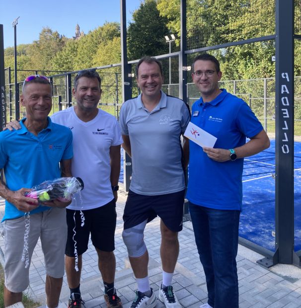 Foto v.l.n.r.: Jochen Horz (Sportkreis Lahn-Dill e.V.), Uli Scheinpflug (TC Braunfels), Thorsten Neul (1. Vorsitzender TV Braunfels), Tim Keßler (Stabsstelle Sport, Kultur und Ehrenamt Lahn-Dill-Kreis).     Bild: Jochen Horz