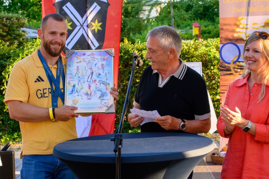 Max Lemke erhält von Sportkreis-Vorsitzendem Günter Bausewein die Große Ehrenurkunde des SK Bergstraße. Rechts im Bild die Geschäftsführerin der Sportregion Rhein-Neckar Andrea Michels.    Bild: Karl-Hans Kern