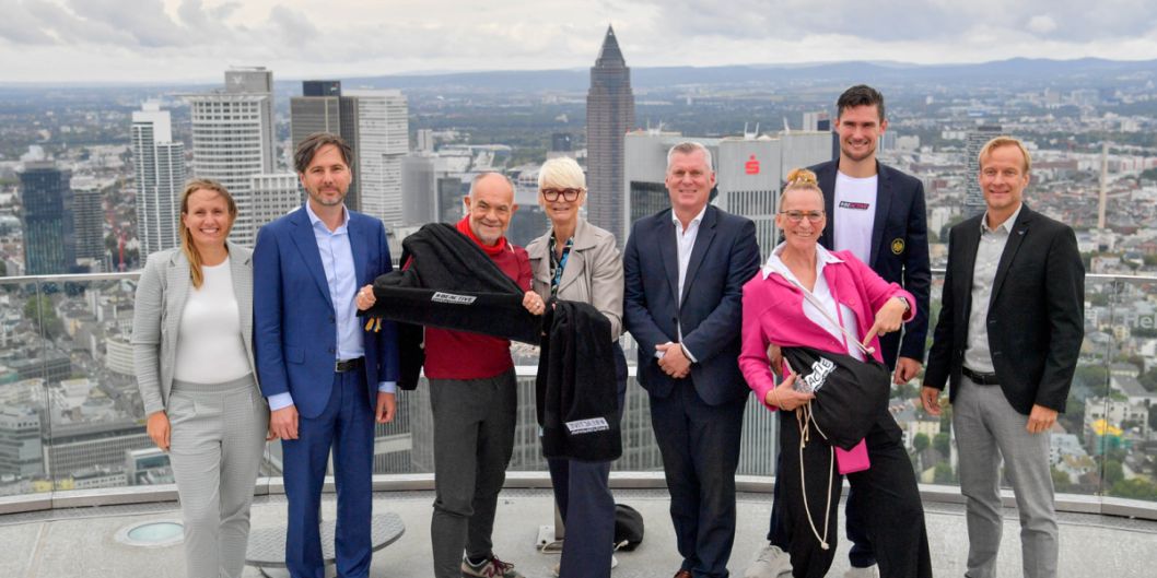 Geballte Sportkompetenz: Auf dem Dach des MAIN TOWERS in Frankfurt am Main gaben die Vertreter verschiedener Verbände, Vereine und Institutionen ihre Stellungnahme zur wichtigen Bedeutung der Europäischen Woche des Sports #BEACTIVE FrankfurtRheinMain.
v.l.n.r. Dr. Michaela Werkmann, Vorständin Deutscher Turnerbund,  Prof. Dr. Marcus Gwechenberger, Planungsdezernent der Stadt Frankfurt, Roland Frischkorn, Vorsitzender des Sportkreis Frankfurt e.V., Ann Kathrin Linsenhoff, Sportbeauftragte Sportförderung, Hessisches Ministerium für Familie, Senioren, Sport, Gesundheit, Dr. Boris Zielinski, Geschäftsführer der BäderBetriebe Frankfurt GmbH, Dany Kupczik, Geschäftsführerin Special Olympics Deutschland in Hessen e.V., Andreas Bechmann, Zehnkämpfer bei Eintracht Frankfurt e.V., Unternehmer und Botschafter der Aktionswoche, Juliane Kuhlmann, Präsidentin des Landessportbundes Hessen e.V., Ferdinand Huhle, Leiter Konzernkommunikation & Public Affairs der Mainova AG.     Bild: Kai Peters