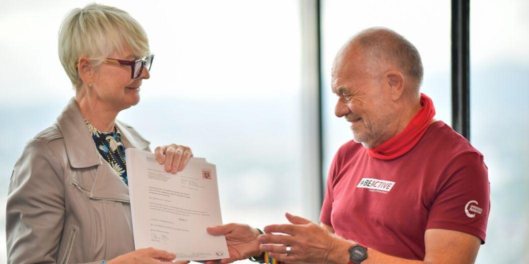 Ann-Katrin Linsenhoff, Sportbeauftragte Sportförderung, Hessisches Ministerium für Familie, Senioren, Sport, Gesundheit übergab Roland Frischkorn, Vorsitzender des Sportkreis Frankfurt e.V., den Förderbescheid der Hessischen Landesregierung in Höhe von 80.000 Euro.    Bild: Kai Peters