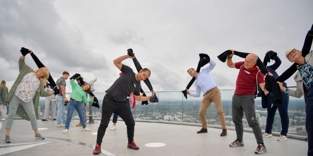 Kurzworkout nach der Pressekonferenz auf der Aussichtsplattform des MAIN TOWER.    Bild: Kai Peters