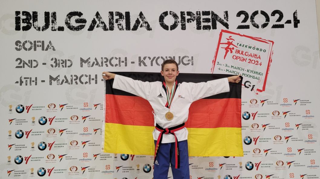 Mit zweimal Gold  stellte Jonas beim G1 Turnier Bulgaria Open Poomsae in Sofia seine Klasse auf internationalem Parkett erneut unter Beweis.    Bild: Stefanie Malik