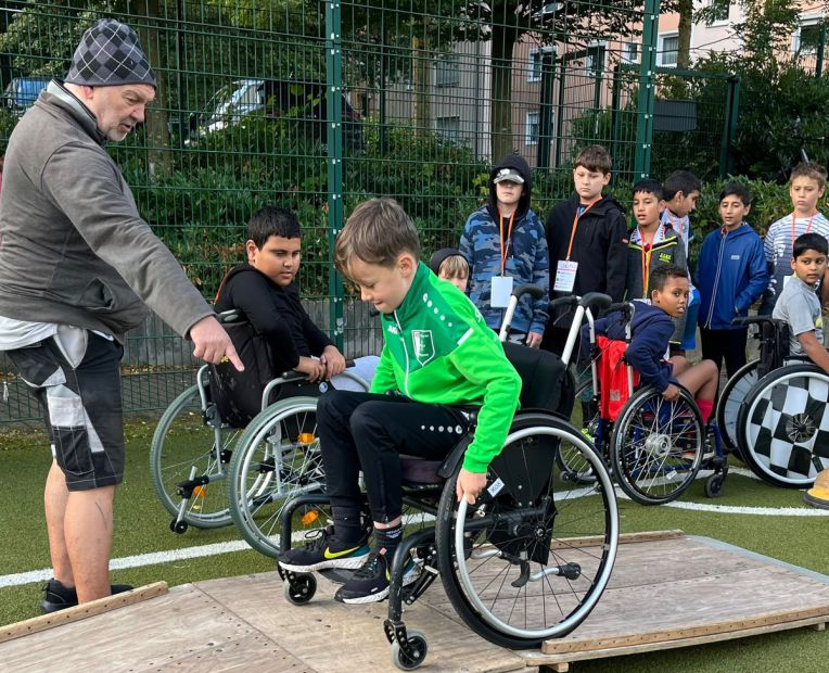 Rollstuhl-Fahren hat die Kinder ohne Bewegungseinschränkungen vor eine ganz besondere Herausforderung gestellt.     Bild: Sportkreis Hochtaunus