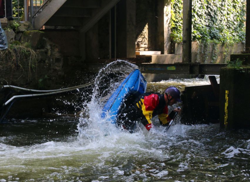 Sebastian Nelle springt durchs Wasser.    Bild: Andreas Nuhn