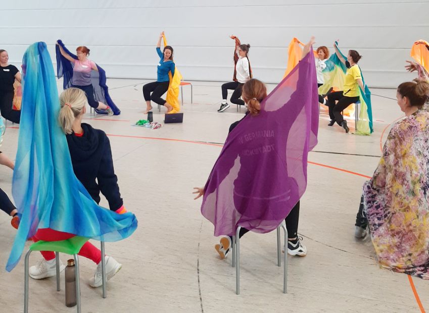 Stühle lassen sich gerade beim Sport für Menschen mit Gesundheitsbeschwerden gut in Tanz-Choreografien einbeziehen.    Bild: Tanja Rauch