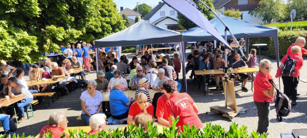 Gemütlicher Abschluss des 35. Sportkreiswandertages in Wolfhagen-Bründersen bei herrlichen Spätsommerwetter.    Bild: Heiko Weiershäuser