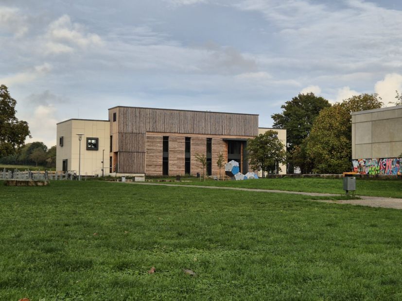 Die  Heinrich-von-Kleist-Schule liegt idyllisch in den Wiesen des Westerbachs.     Bild: Benjamin Friedrich