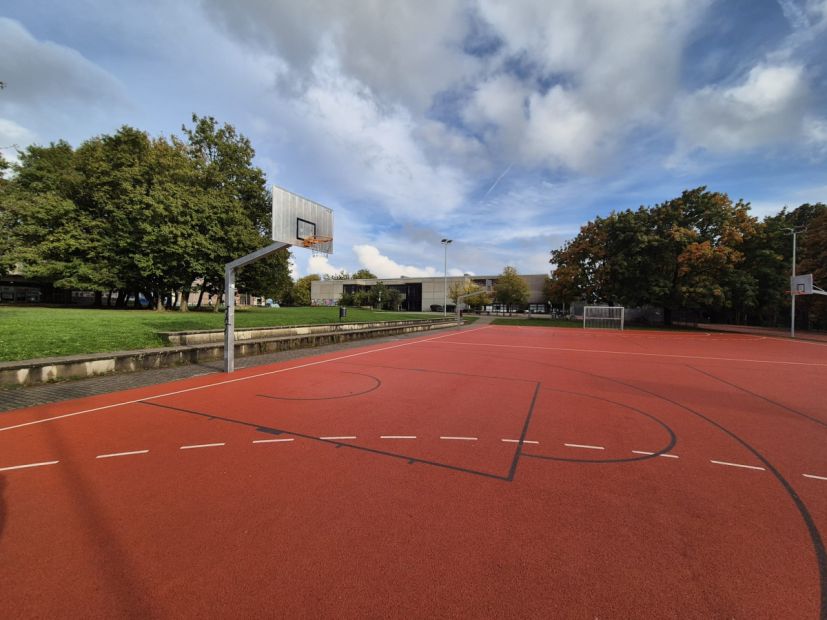 Die Schule bietet ideale Trainingsbedingungen mit Sportplatz, Tartanbahn und drei Minuten Fußweg zum Wiesenbad.    Bild: Benjamin Friedrich