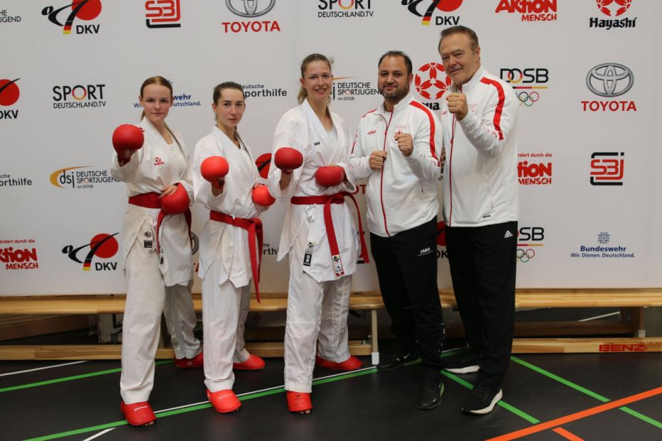 Damen Team (Kampfgemeinschaft Dietzenbach / Friedberg) v.l.: Alexander Lang und Jamal Laudiai beide Landestrainer Kumite, Nele Mielke vom Karate Dojo Dietzenbach, Diana Takzima vom SV Herkules 01 e.V. Kassel, Kristina Keller vom IFIZ Wuppertal    Bild: Martina Bier für den HFK