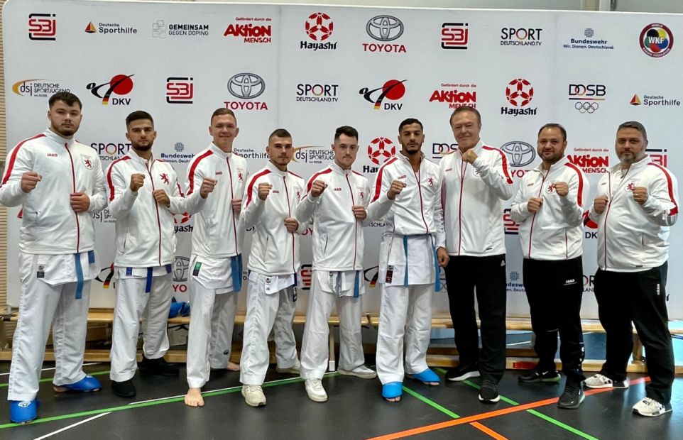 Herren Team (Kampfgemeinschaft Kassel / Limburg) v.l.: Christian Bonsiep (Leistungssportreferent), Jamal Laudiai, Alexander Lang (beide Landestrainer Kumite), Aymane Takzima vom SV Herkules 01 e.V. Kassel, Edgard Merkine Karate Schule-Nippon Bremerhaven, Maxim Harisow vom SV Herkules 01 e.V. Kassel, Marvin Bier vom Karate Dojo Dietzenbach, Emre Aslan vom KV Limburg und Marcel Shepelev vom SV Herkules 01 e.V. Kassel    Bild: Martina Bier für den HFK