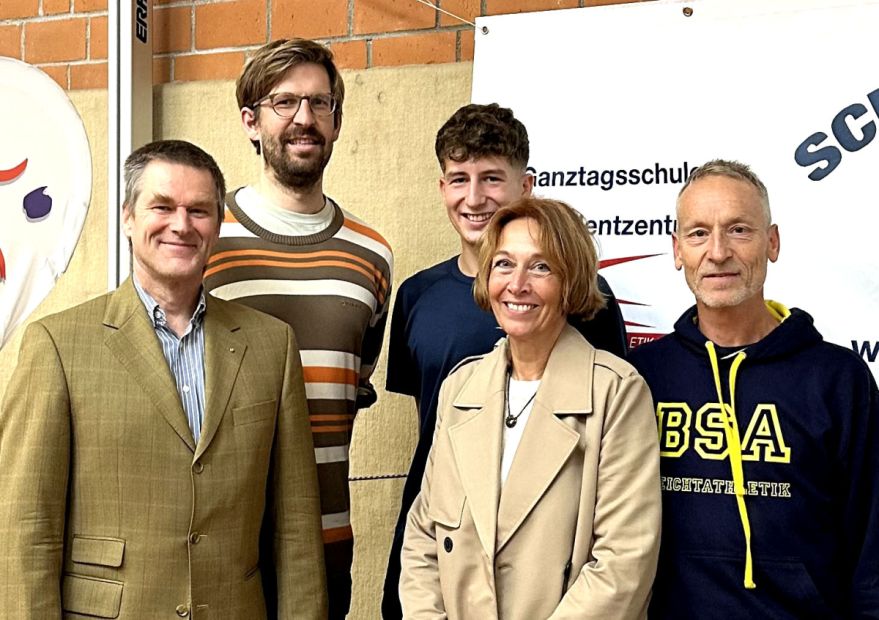 von links: Sportkreis-Vorsitzender Dr. Jörg Möller, Max Balken, FSJ´ler Mika Weidner, Schulleiterin Dr. Anne Brenner, Tom Weise
    Bild: Tina Schott