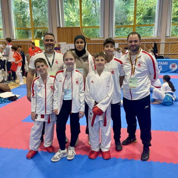 Hessische Nachwuchs Karatekas mit Leistungssportreferent Christian Bonsiep (links hinten) und Kumite Landestrainer Hessen Süd Jamal Laudiai (rechts) auf dem Coupe Internationale de Kayl in Luxemburg    Bild: HFK