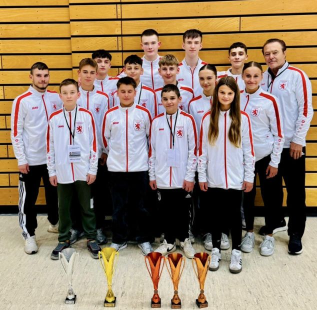 Teile des Hessischen Karate Teams mit Landestrainer Kumite Nord Alexander Lang (ganz rechts) und Betreuer Marcel Harisow (links)    Bild: Markus Lang für den HFK