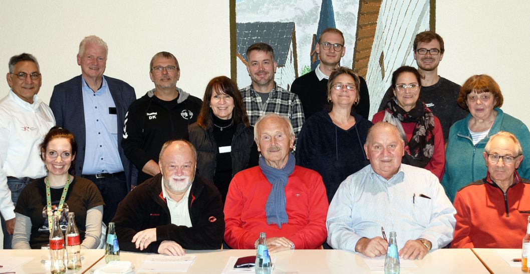 Sportkreis-Vorsitzender Norbert Möller (vordere Reihe, Zweiter von rechts) hat die Info-Veranstaltung für die Wehrheimer Sportvereine geleitet, an der auch Bürgermeister Gregor Sommer (stehend, Zweiter von links) teilgenommen hat.    Bild: Gerhard Strohmann