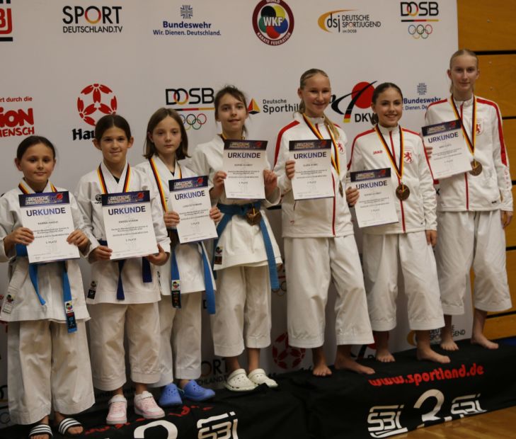 Von rechts: Mina Kuntz, Zoe Weber, Elena Romic, Kata Team weiblich Hessen 2 Schüler A: 3.Platz    Bild: Martina Bier für den HFK