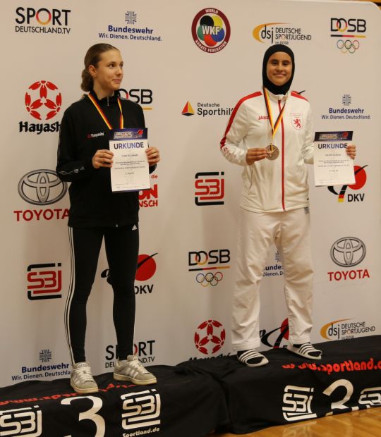 Rechts: Hajar Nassar, Kumite weiblich +52 Kilo Schüler A: 3. Platz    Bild: Martina Bier für den HFK