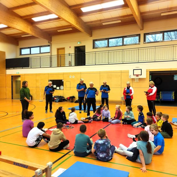 Kinder der Astrid-Lindgren-Schule und das Prüferteam bei der Einstimmung auf die gleich folgenden Aufgaben.    Bild: Manfred Schmidt