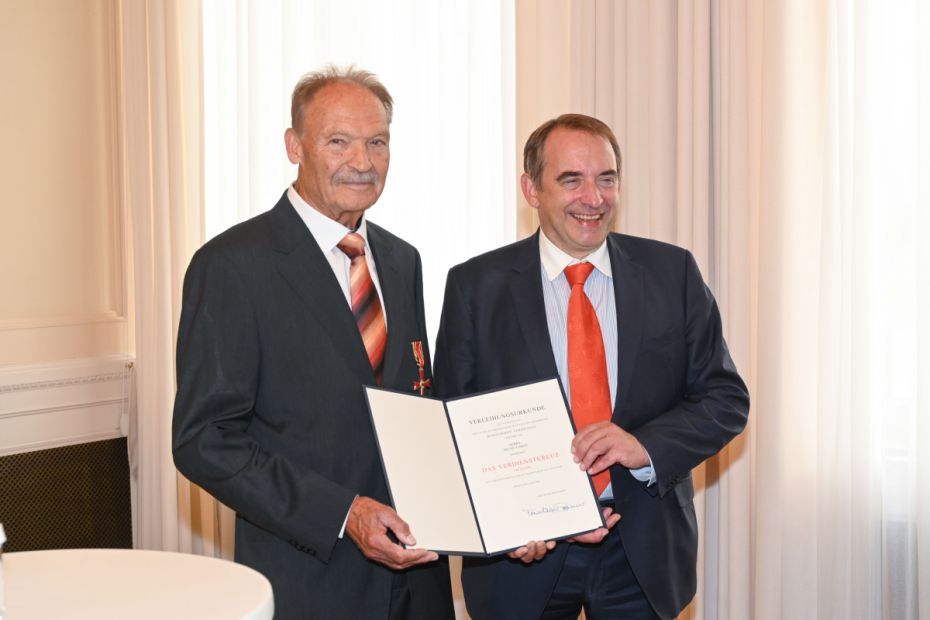 Helmut Fritz erhält von Alexander Lorz das Bundesverdienstkreuz    Bild: Helga Tomaschky-Fritz