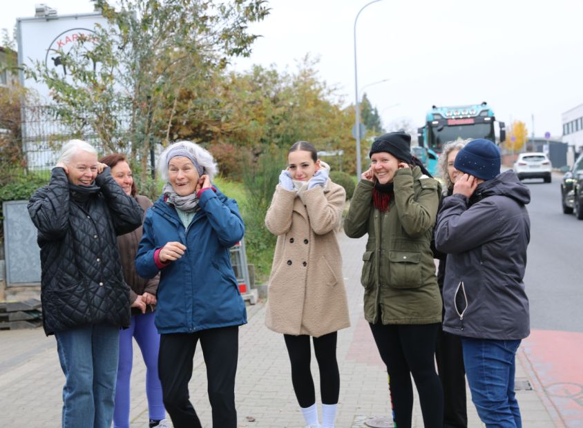 Gruppenfoto zum Thema: Selbstbehauptung & Wehrhaftigkeit bei einer Übung im Außenbereich    Bild: Martina Bier für den HFK