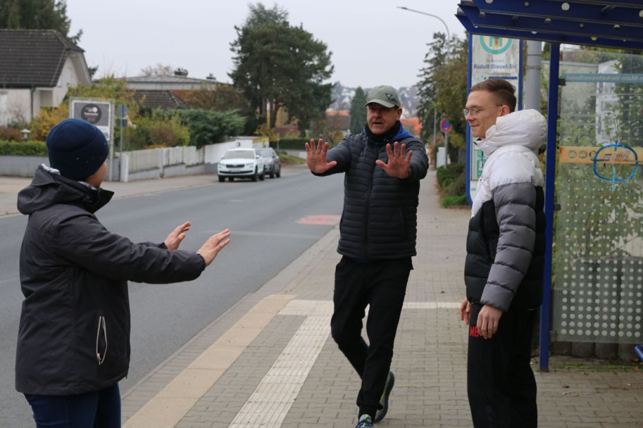 Übung im Außenbereich zum Thema: Selbstbehauptung & Wehrhaftigkeit    Bild: Martina Bier für den HFK