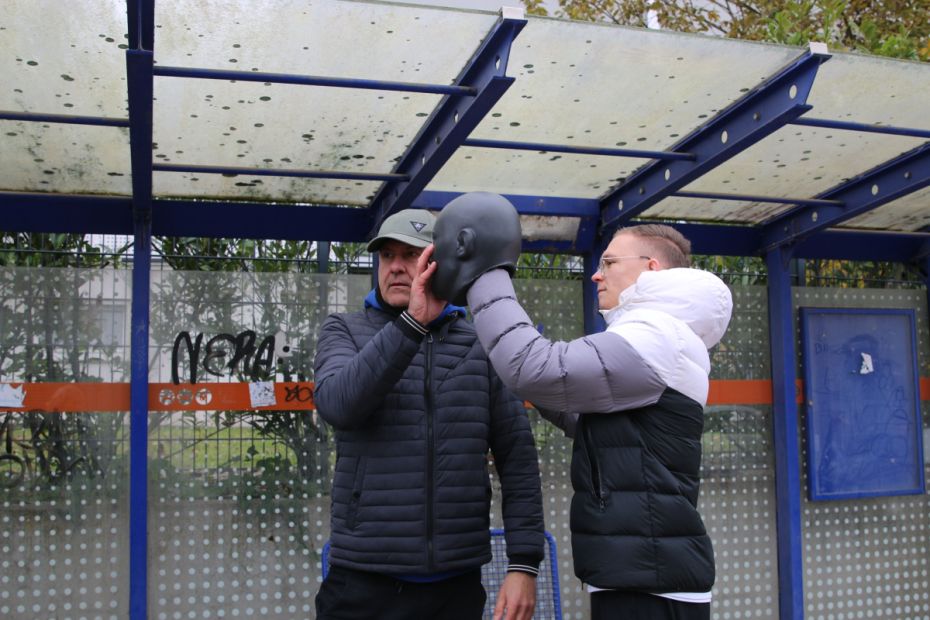 Hannes Marb (rechts) und Marvin Bier mit Dummy Mister X bei der Demonstration einer Situation    Bild: Martina Bier für den HFK