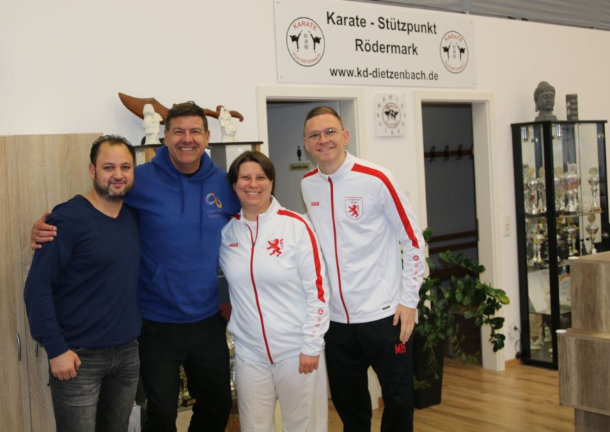 V.l.: Dojo Leiter und Ausrichter Jamal Laudiai, Referent Hannes Marb, HFK Frauenreferentin Anna Polanska, Assistent Marvin Bier    Bild: Martina Bier für den HFK