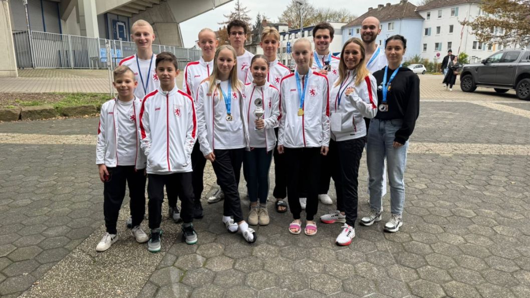 Gruppenfoto mit einem Teil  des Hessischen Karate Teams mit Landeskadertrainerin Sophie Wachter (zweite von rechts vorne)    Bild: Hessischer Karate Verband