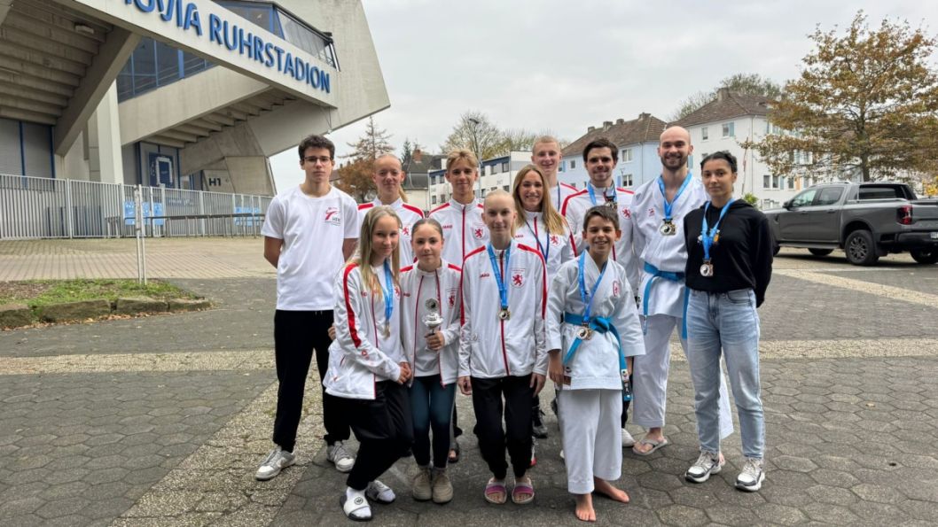 Gruppenfoto mit einem Teil  des Hessischen Karate Teams mit Landeskadertrainerin Sophie Wachter (mittlere Reihe)    Bild: Hessischer Karate Verband