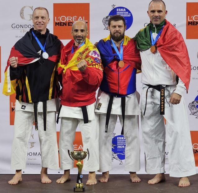 Links außen: Benjamin Wolf (Karate Dojo Lich e.V.): 2. Platz, Silbermedaille    Bild: Thomas München/DKV