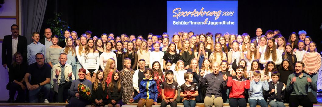 Gruppenbild am Ende der Schülerehrung 2023    Bild: Kreisverwaltung Groß-Gerau