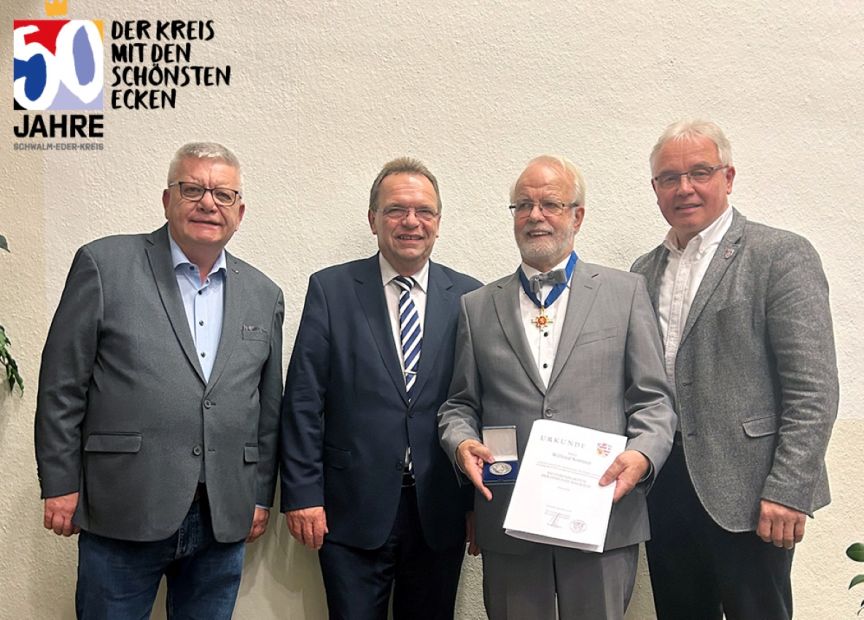 Verleihung des Hessischen Verdienstordens (v.li.): Reimund Schirmer (Vorsitzender der Gemeindevertretung Malsfeld), Landrat Winfried Becker, der geehrte Wilfried Sommer und Malsfelds Bürgermeister Michael Hanke. Foto: N.N. | Gemeinde Malsfeld    Bild: NN./Gemeinde Malsfeld