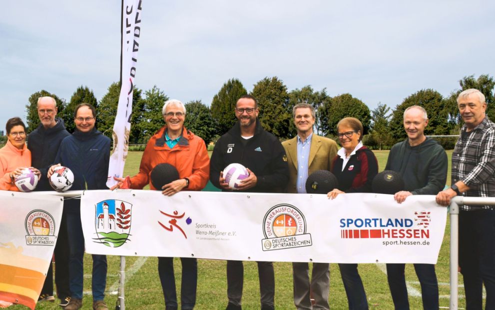 Von links: Glazenia und Robert Bokhorst von der TSG Bad Sooden-Allendorf, Uwe Reinhardt vom TSV Jestädt, Konrad Biegel vom TV Hessisch Lichtenau, Matthias Hübner von der SG Sontra, Dr. Jörg Möller, Sportkreisvorsitzender, Marlies George vom TSV Oberdünzebach, Thomas Freitag vom TTC Albungen und Gerd Seidlitz, stellvertretender Vorsitzender und Ressortleiter Sportabzeichen, Sportkreis Werra-Meißner e.V.    Bild: Sportkreis