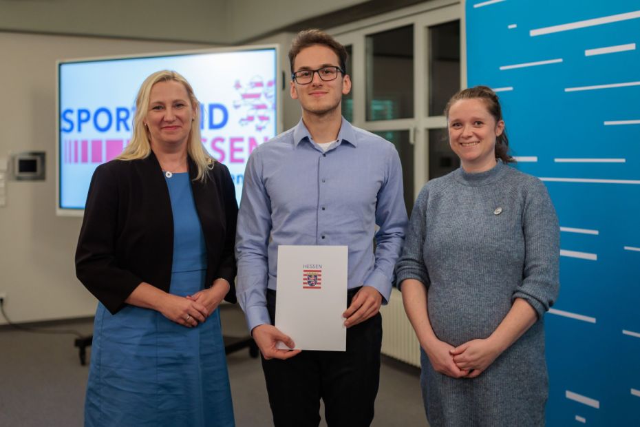 Hessens Sportministerin Diana Stolz (links) zusammen mit Stipendiat Sebastian Tippelt ( TG Walldorf) und Malin Hoster, Vorsitzende der Sportjugend Hessen.
    Bild: Foto-Halisch