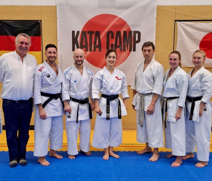 V.l.: Joachim Jelko (Vize-Präsident des Hessischen Fachverbandes Karate e.V.), Emanuele Bisceglie (Bundesassistenztrainer Kata, Fünffacher Europameister JKA), Ilja Smorguner (Bundesassistenztrainer Kata, Vize-Weltmeister Kata), Kiyou Shimizu (Kata Weltmeisterin, Kata Vize-Olympiasiegerin), Efthimios Karamitsos (Bundestrainer Kata), Christine Bernstein (Bundesassistenztrainerin Kata, Weltmeisterin Kata Team), Jasmin Jüttner (Weltmeisterin Kata Team)    Bild: Privat