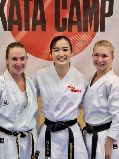 V.l.: Christine Bernstein (Bundesassistenztrainerin Kata, Weltmeisterin Kata Team), Kiyou Shimizu (Kata Weltmeisterin, Kata Vize-Olympiasiegerin), Jasmin Jüttner (Weltmeisterin Kata Team)    Bild: Privat