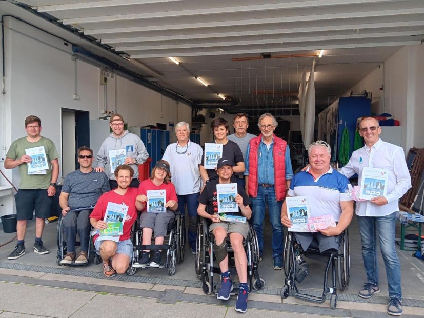 Laura und Benedikt Weise im roten Vereinsshirt bei ihrer ersten Auswärtsregatta in Münster am Aasee    Bild: Sven Jürgensen