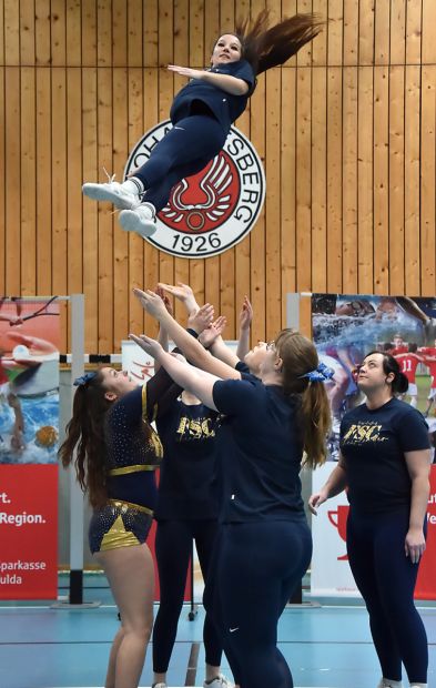 Die Fulda Saintsation Cheerleaders des PSV Blau-Gelb Fulda begeistertenn die Zuschauer    Bild: Charlie Rolff