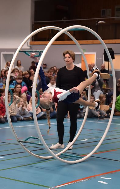 Sportliche Einlagen mit dem „Rhönrad" von den Turnerinnen des TV Gersfeld    Bild: Charlie Rolff